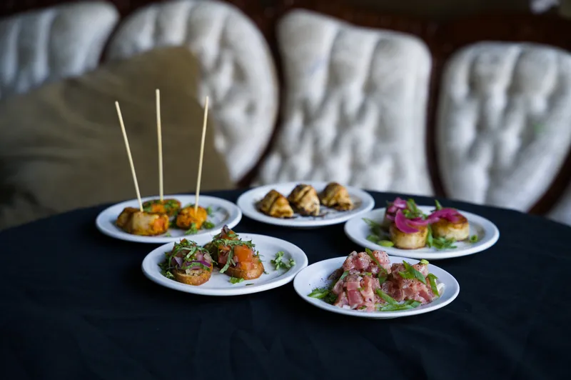 Assortiment de bouchées sur une table de salon