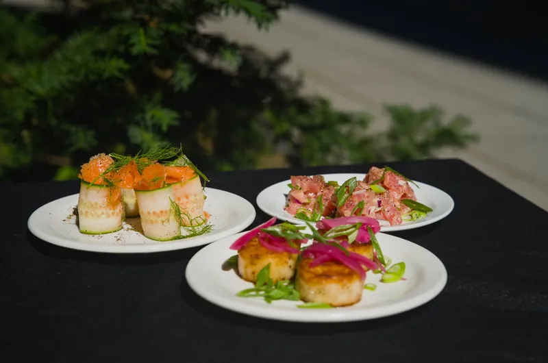 Roulés de saumon, tartare de thon et bouchées en terrasse